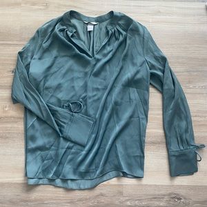 Green H & M blouse 👗
